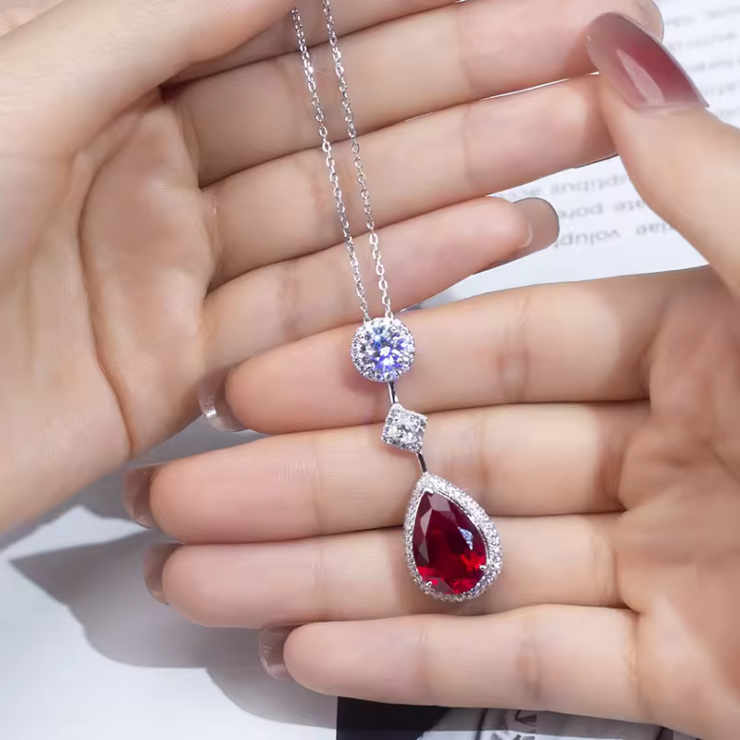 Rode kristallen zilveren ketting