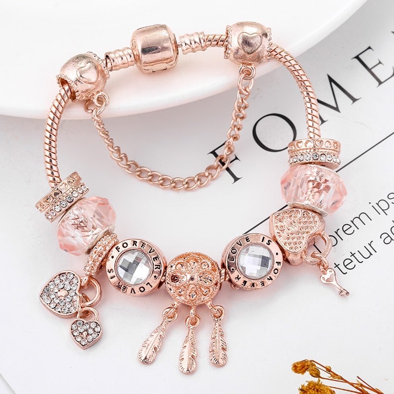 Rozen-dromenvangerarmband met bedeltjes, uitgevoerd in sterling zilver.