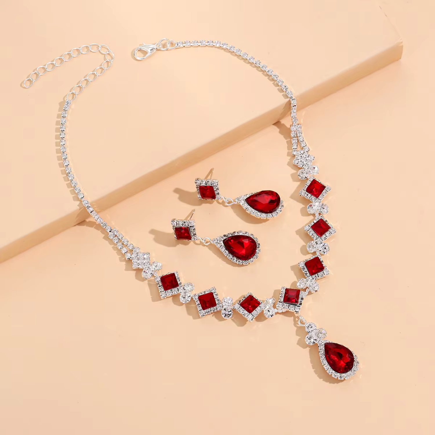 Set bestaande uit een choker met rode waterdruppels en bijpassende oorbellen.