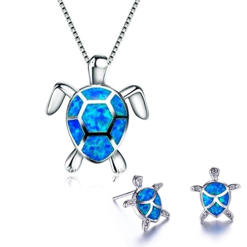 Set van ketting en oorbellen met zeeschildpadmotief, bezet met opaal en zilver.