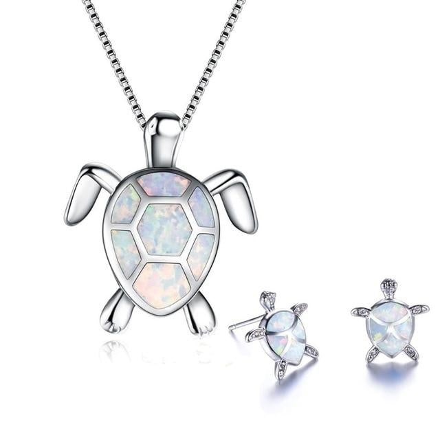 Set van ketting en oorbellen met zeeschildpadmotief, bezet met opaal en zilver.