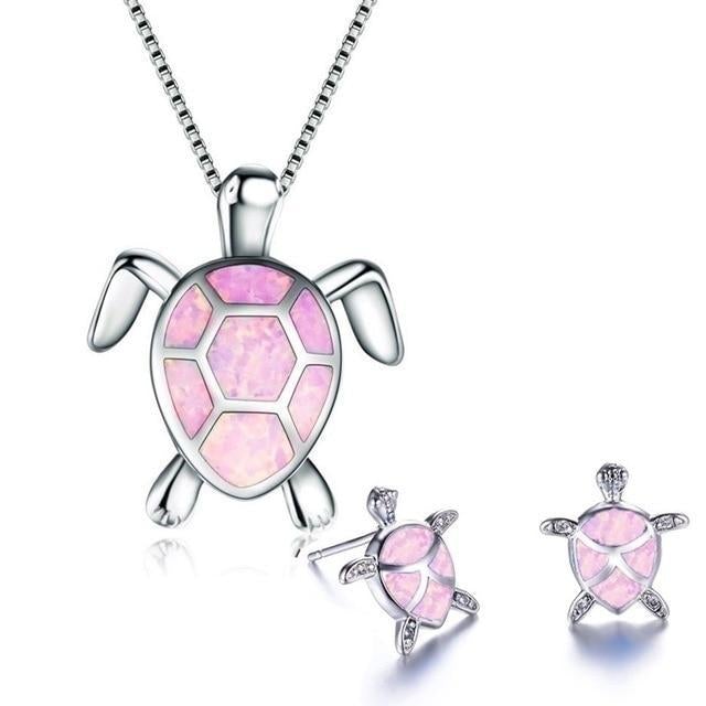 Set van ketting en oorbellen met zeeschildpadmotief, bezet met opaal en zilver.
