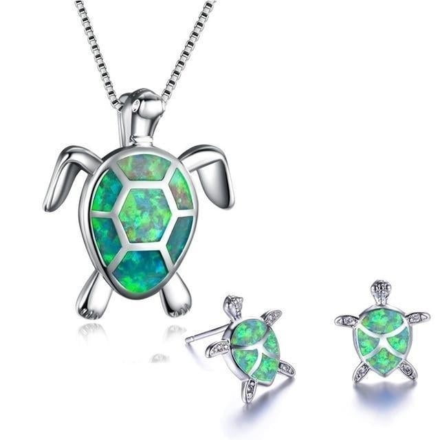 Set van ketting en oorbellen met zeeschildpadmotief, bezet met opaal en zilver.
