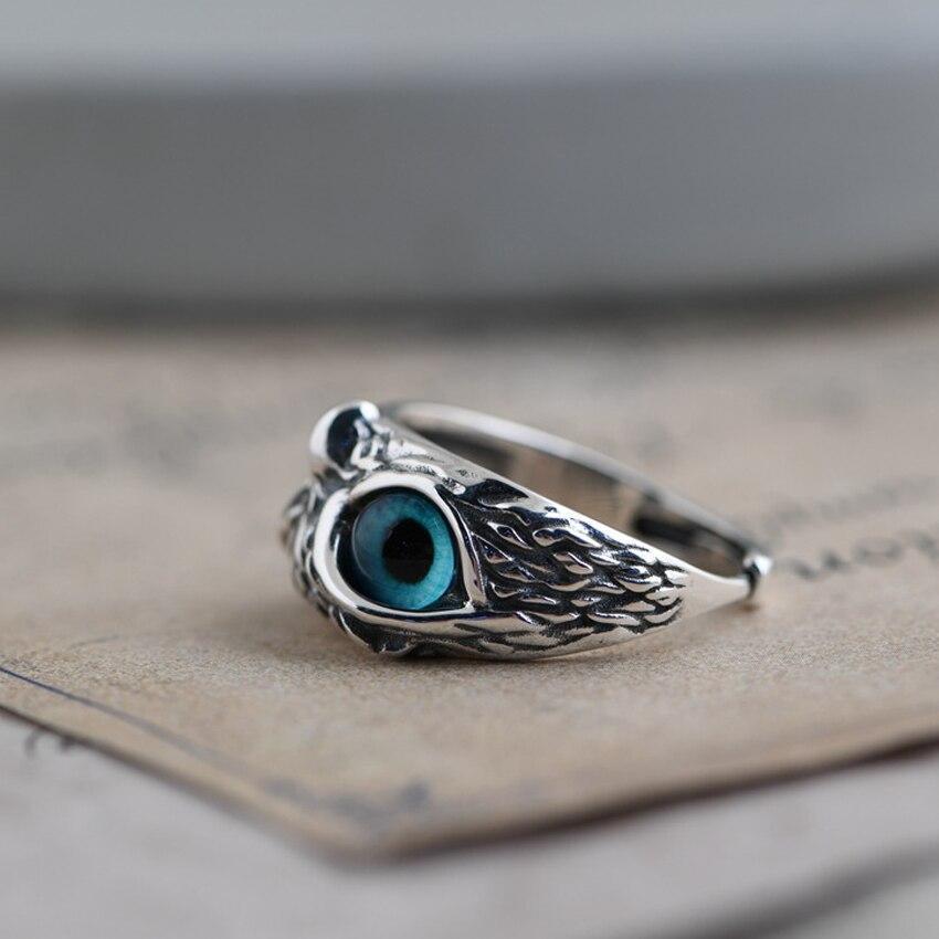 Verstelbare ring met geluksuil in zilver en opaal.