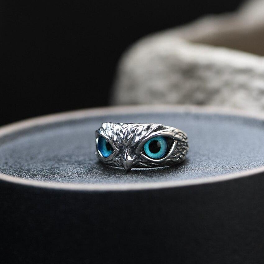 Verstelbare ring met geluksuil in zilver en opaal.