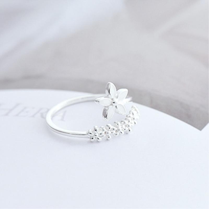 Verstelbare ring van 925 zilver met handgeschilderde emaille bloemen.