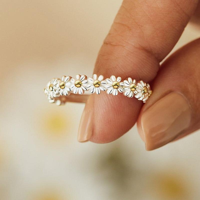 Verstelbare zilveren ring met handgeschilderde emaille madeliefjes.