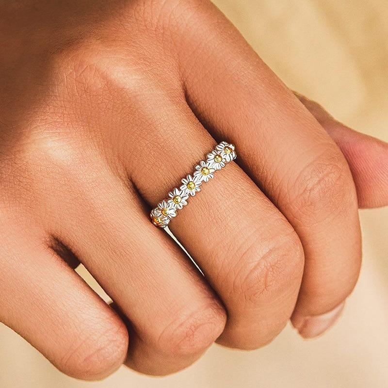 Verstelbare zilveren ring met handgeschilderde emaille madeliefjes.