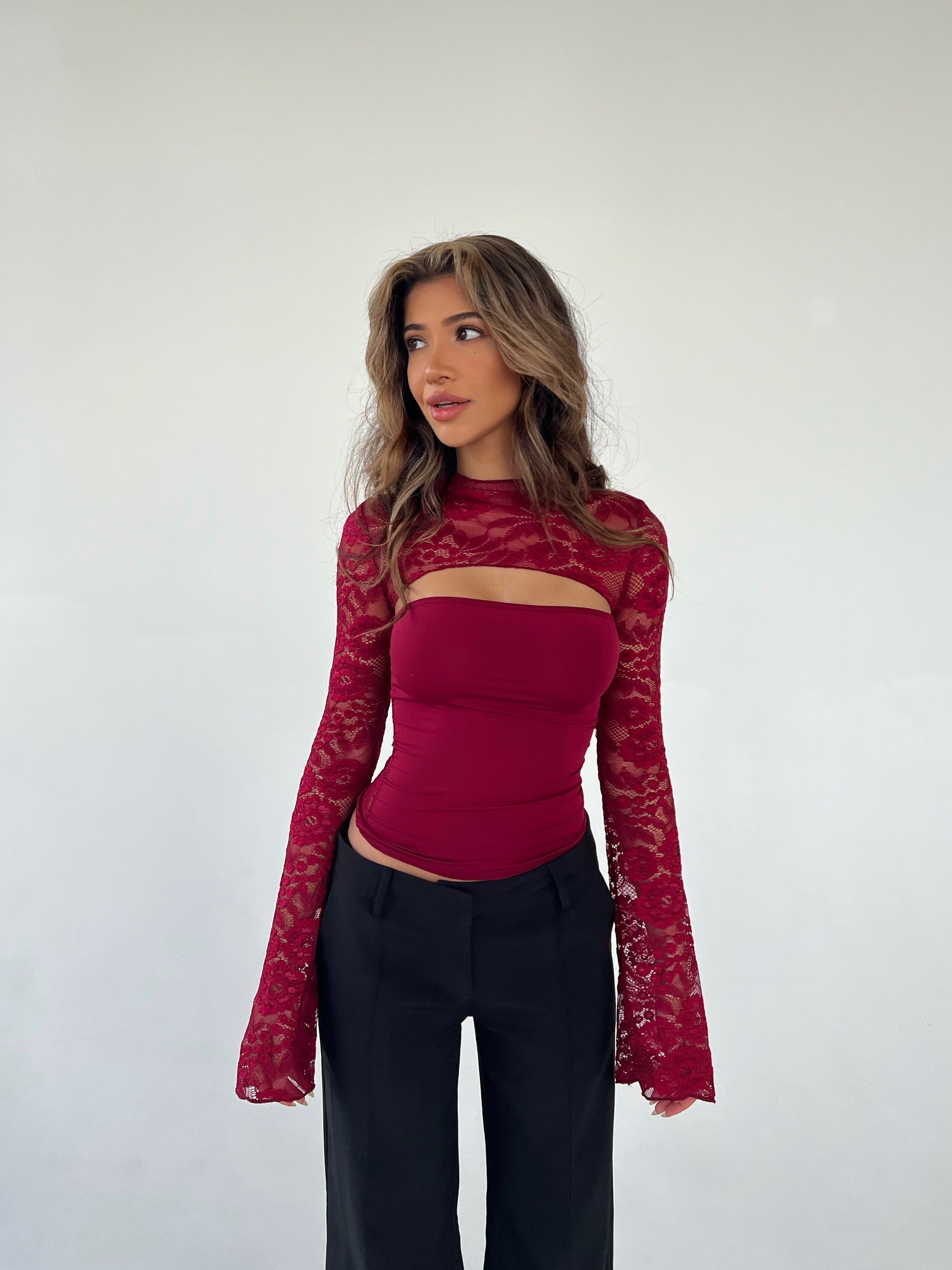 Top met Sierlijke Detailafwerking en Lange Mouwen