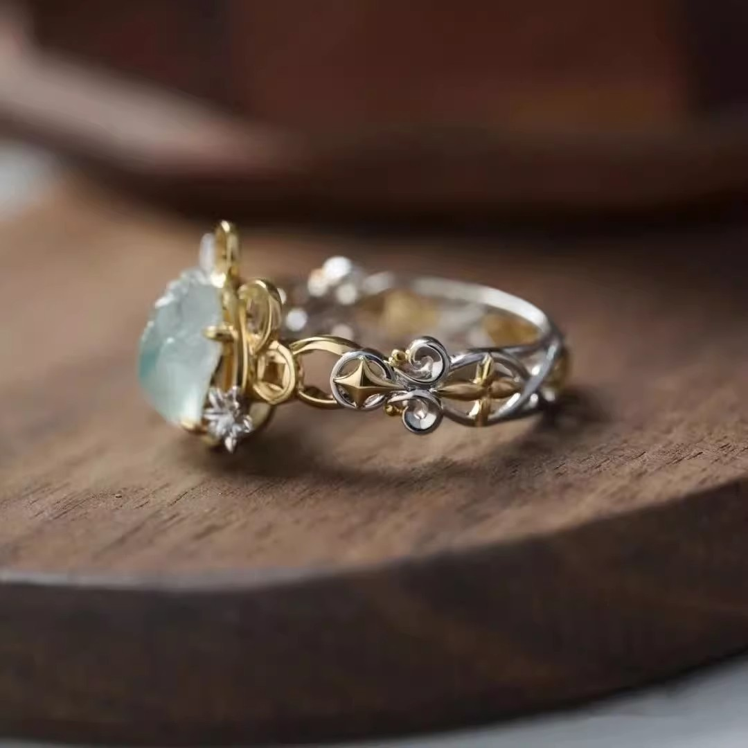 Vintage ring in goud en zilver met maankristallen.