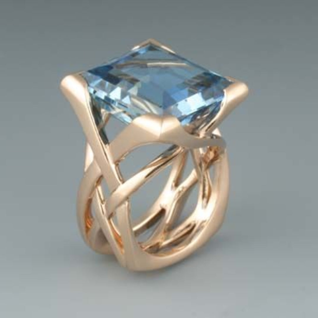 Vintage ring van roségoud met blauwe zirkonia.