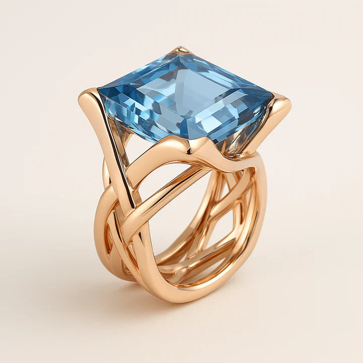 Vintage ring van roségoud met blauwe zirkonia.